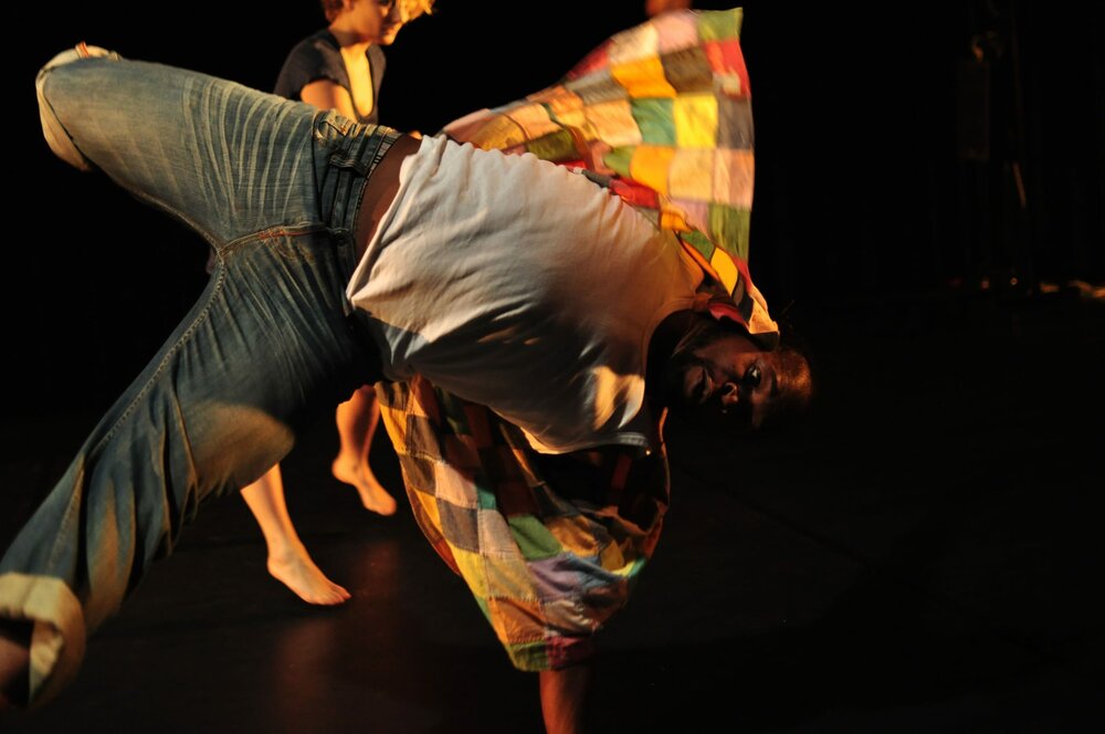 Zwei Personen tanzen, eine ist im Vorsdergrund