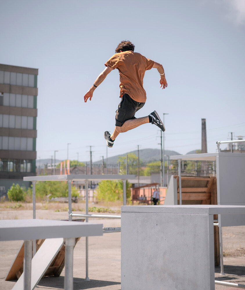Springende Person in Stadtlandschaft